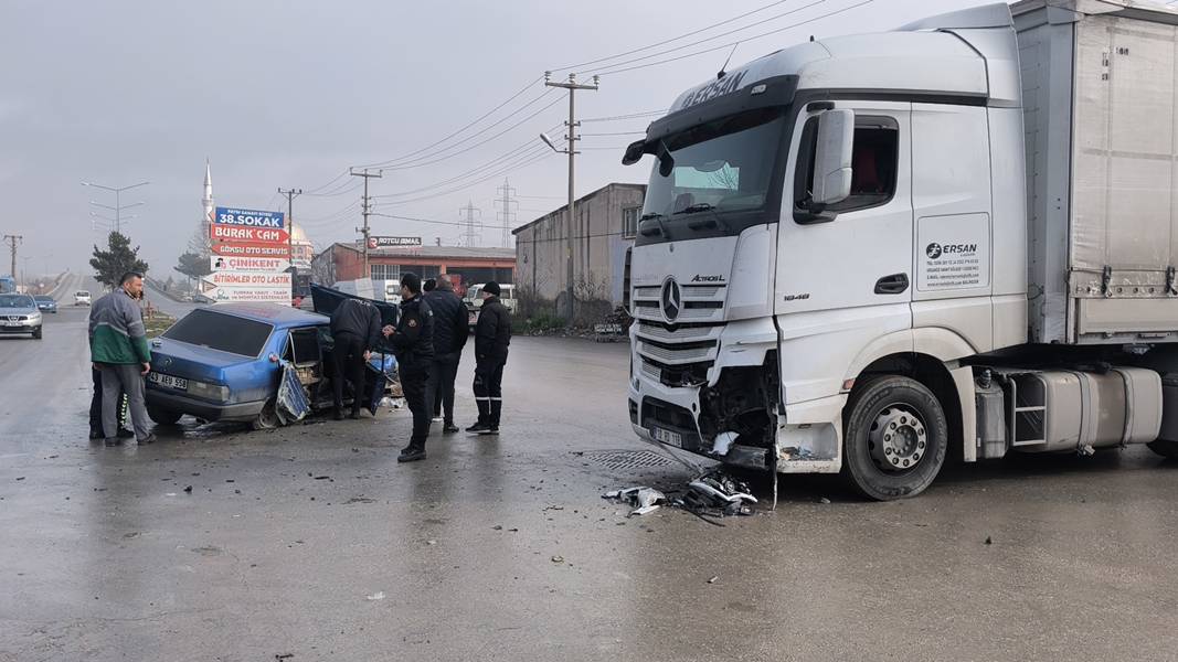 Kütahya’da Otomobille Tır Çarpıştı, 1 Yaralı (5)