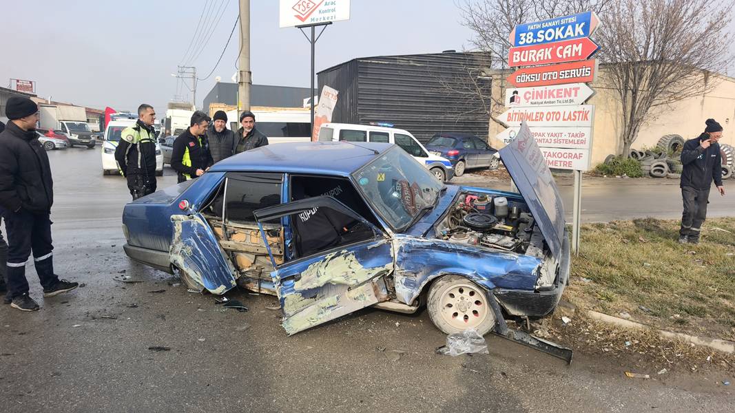 Kütahya’da Otomobille Tır Çarpıştı, 1 Yaralı (6)