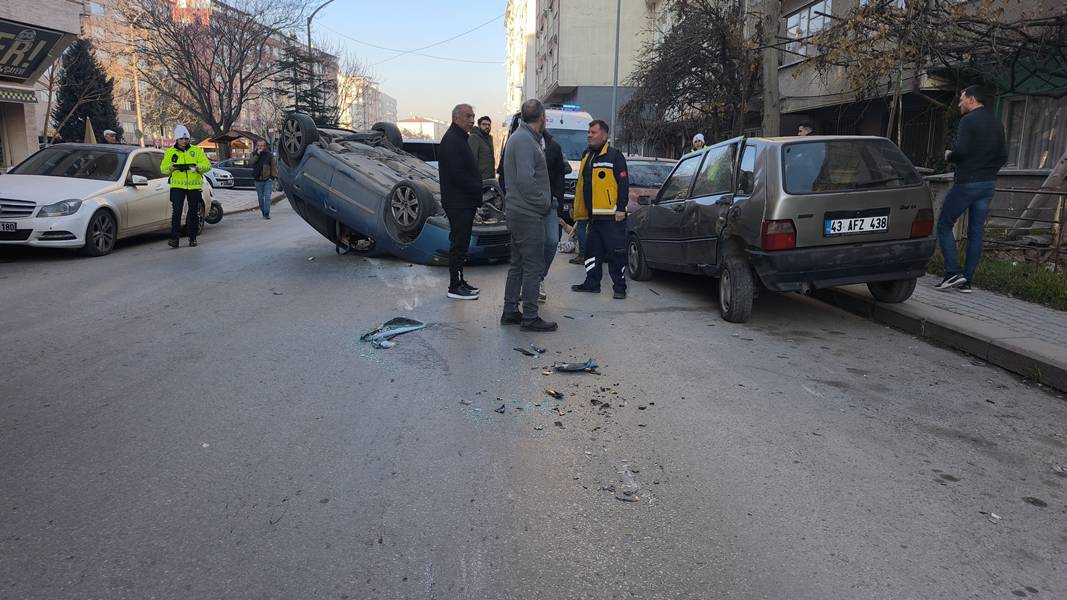 Kütahya’da Park Halindeki Araca Çarptıktan Sonra Devrildi (1)
