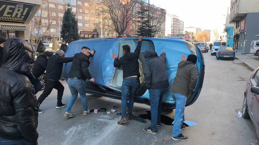 Kütahya’da Park Halindeki Araca Çarptıktan Sonra Devrildi (4)
