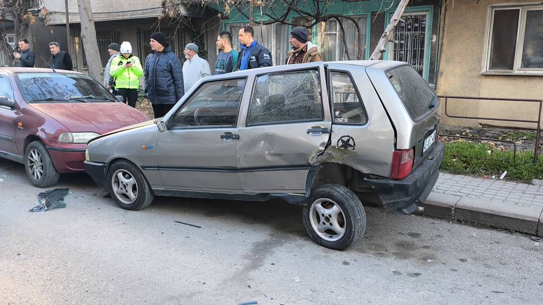 Kütahya’da Park Halindeki Araca Çarptıktan Sonra Devrildi (5)
