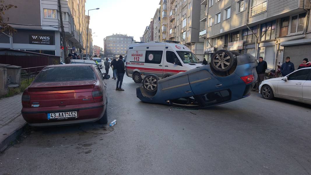Kütahya’da Park Halindeki Araca Çarptıktan Sonra Devrildi (9)