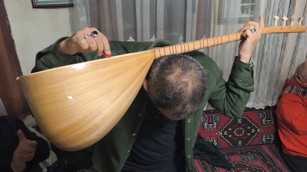 Kütahya’da Sazı Ensesinde Çaldı, Gönülleri Mest Etti (1)