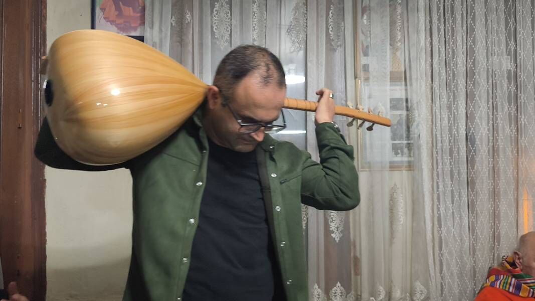 Kütahya’da Sazı Ensesinde Çaldı, Gönülleri Mest Etti (2)