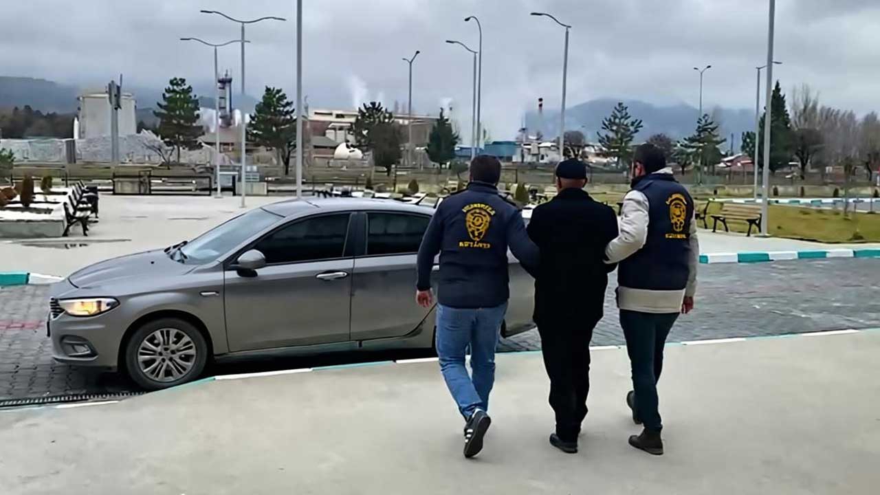 Kütahya’da Umrecilerin Parasını Kumarda Kaybeden Şüpheli Tutuklandı3