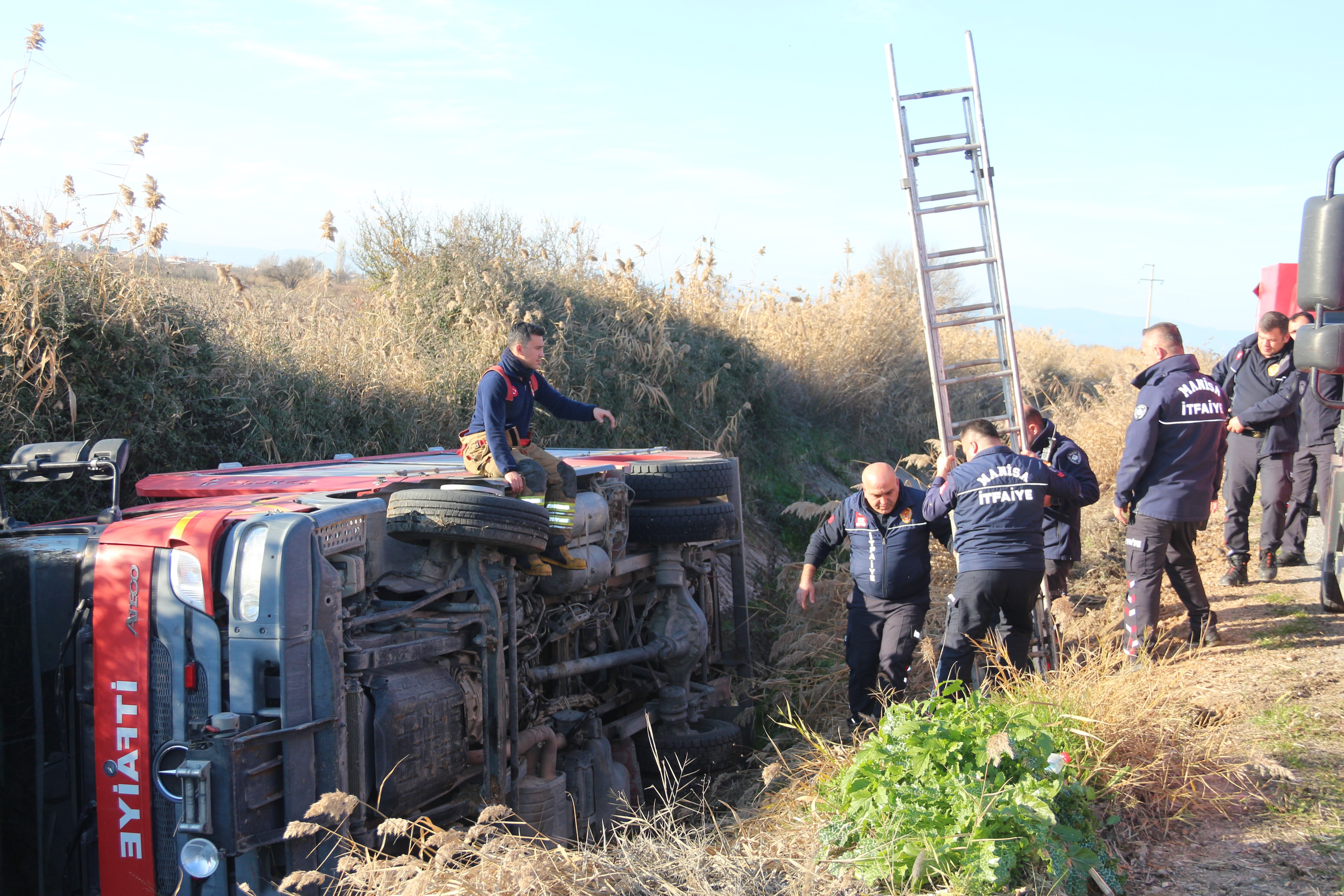 Manisa’da Itfaiye Aracı Devrildi (2)