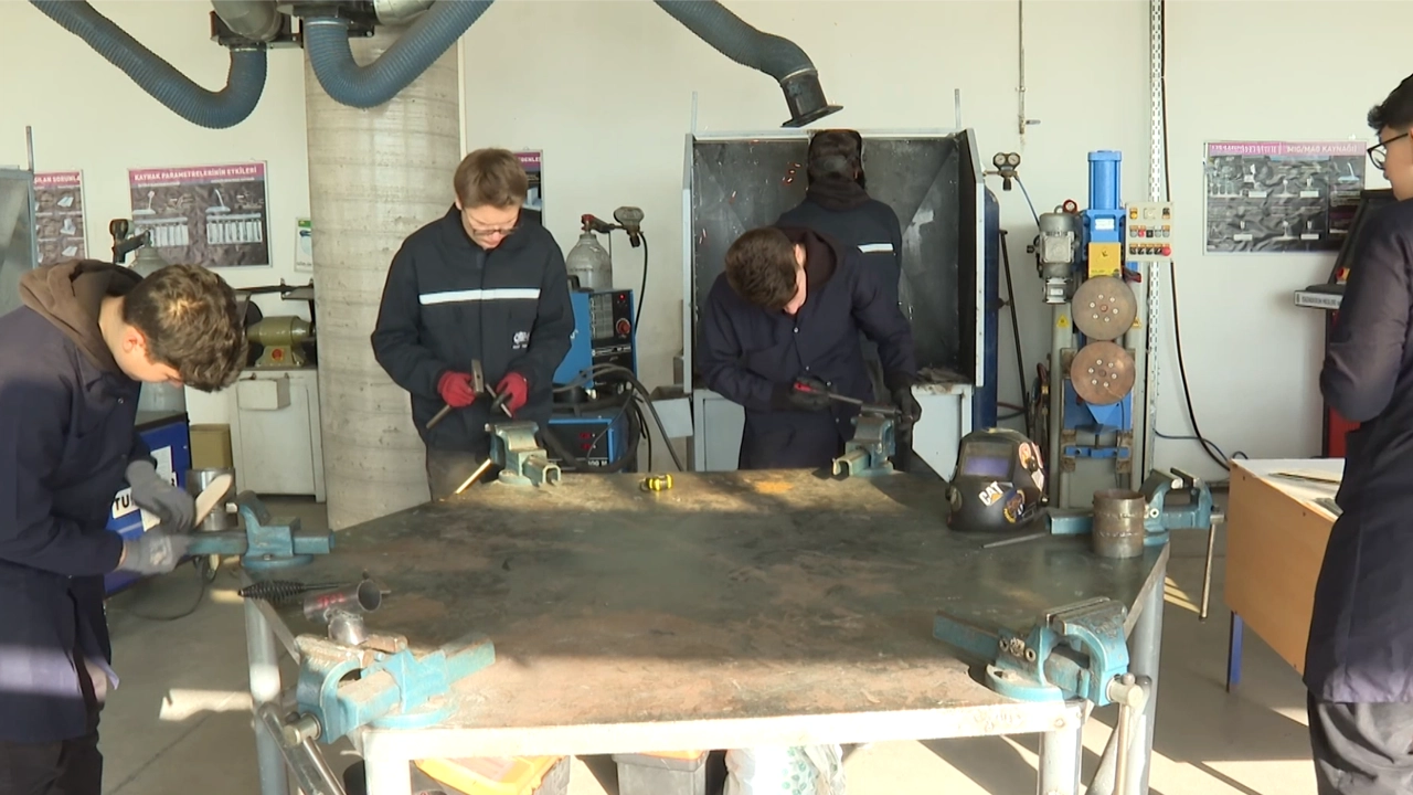 Meslek Liseliler Tescilli Bursa Bıçağı Üretiyor