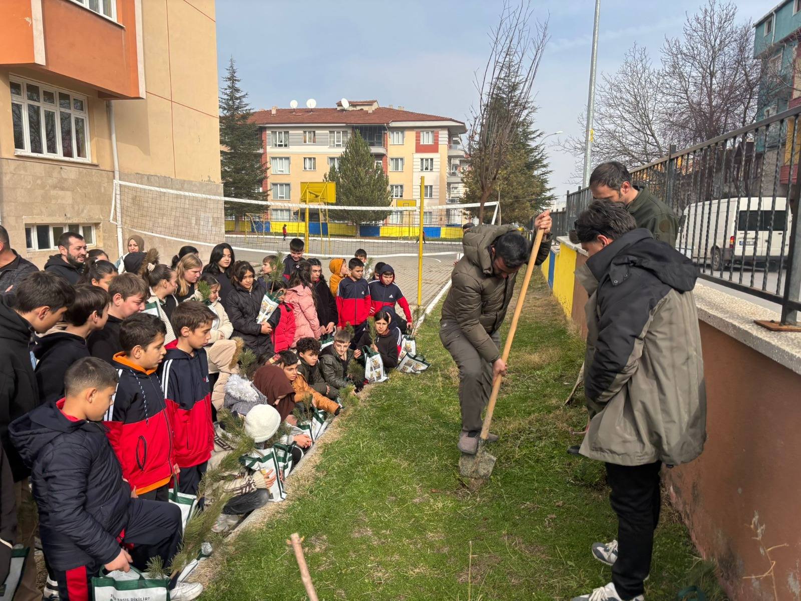 Ortaokulda Yeşil Vatan Için Fidan Seferberliği1