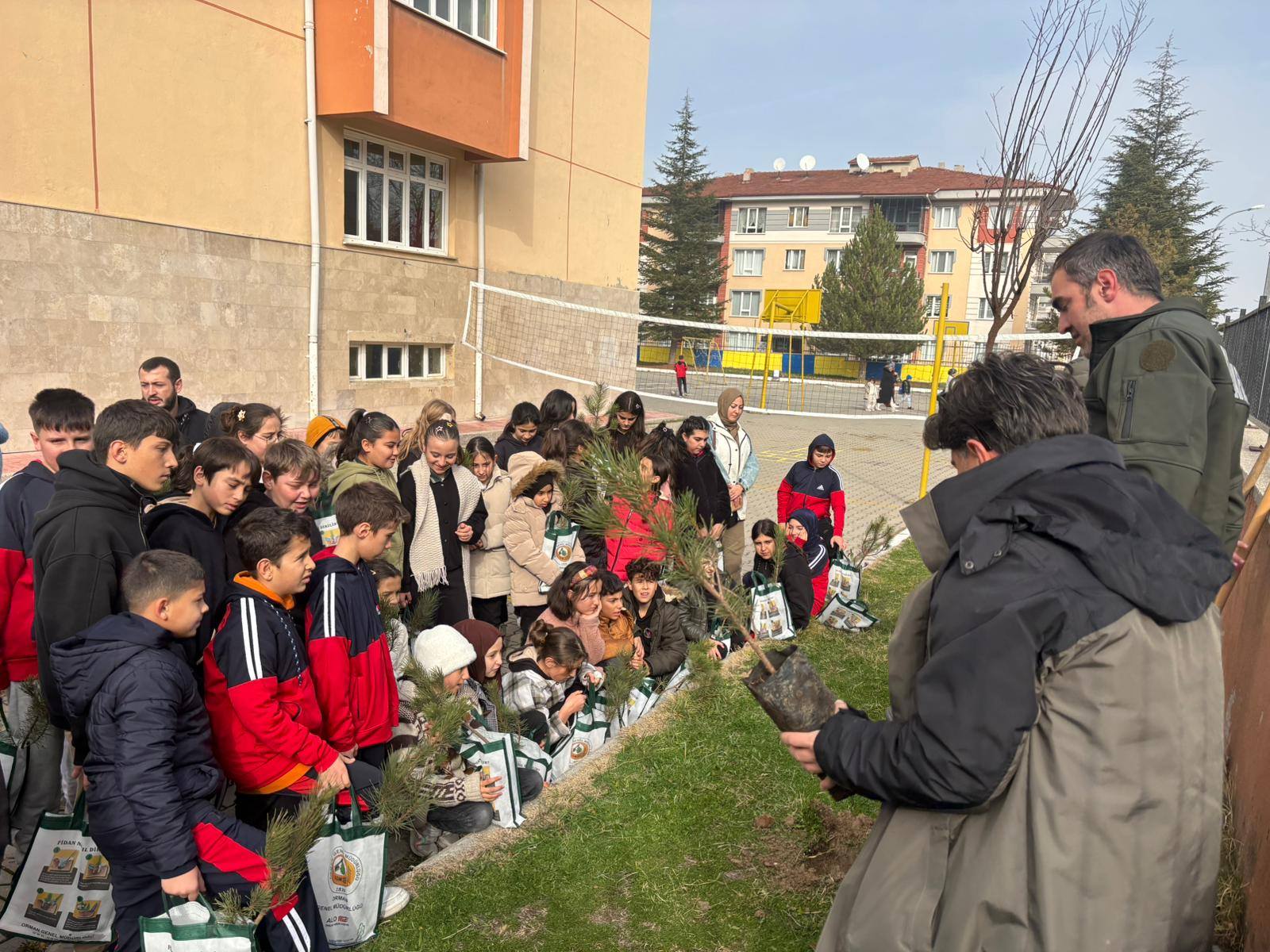 Ortaokulda Yeşil Vatan Için Fidan Seferberliği2