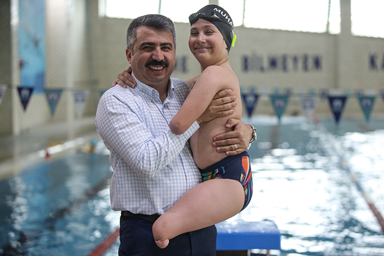 Tek Koluyla Yüzen Muhammed Ali Ilk Madalyalarını Aldı