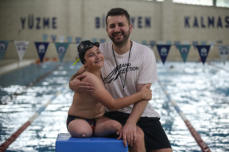 Tek Koluyla Yüzen Muhammed Ali Ilk Madalyalarını Aldı1