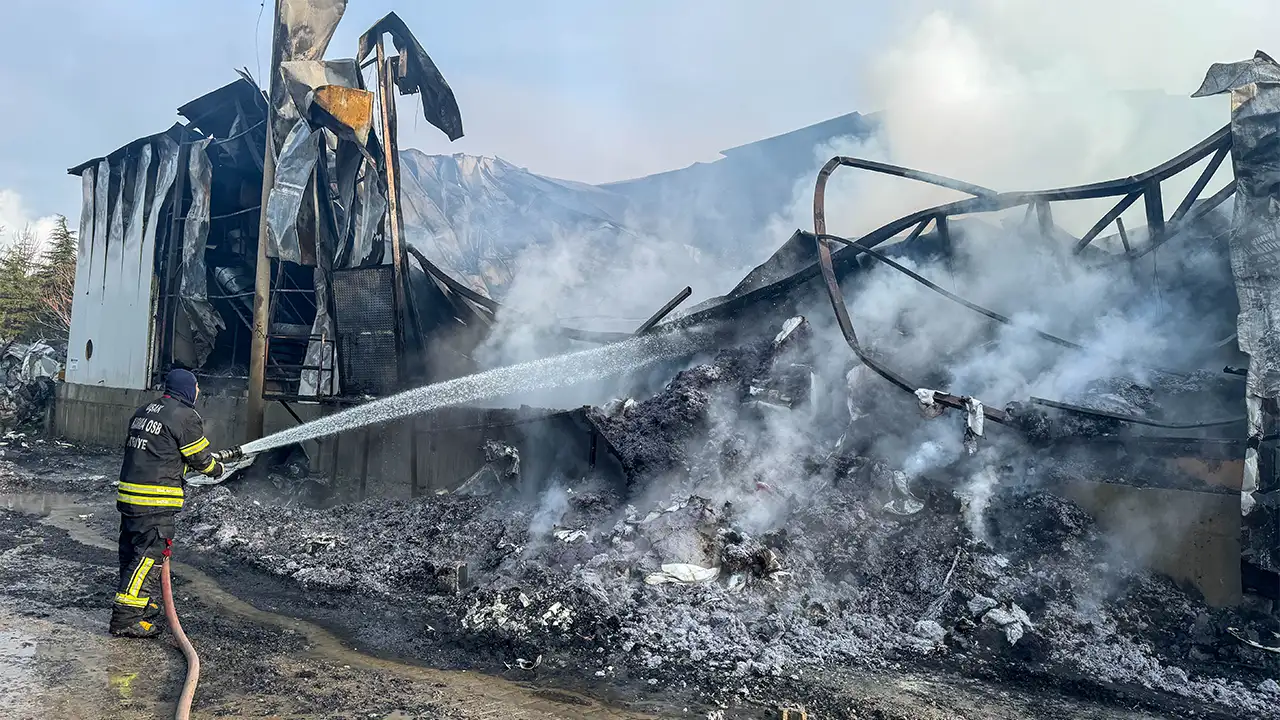 Uşak’ta Fabrikada Çıkan Yangın Söndürüldü 2