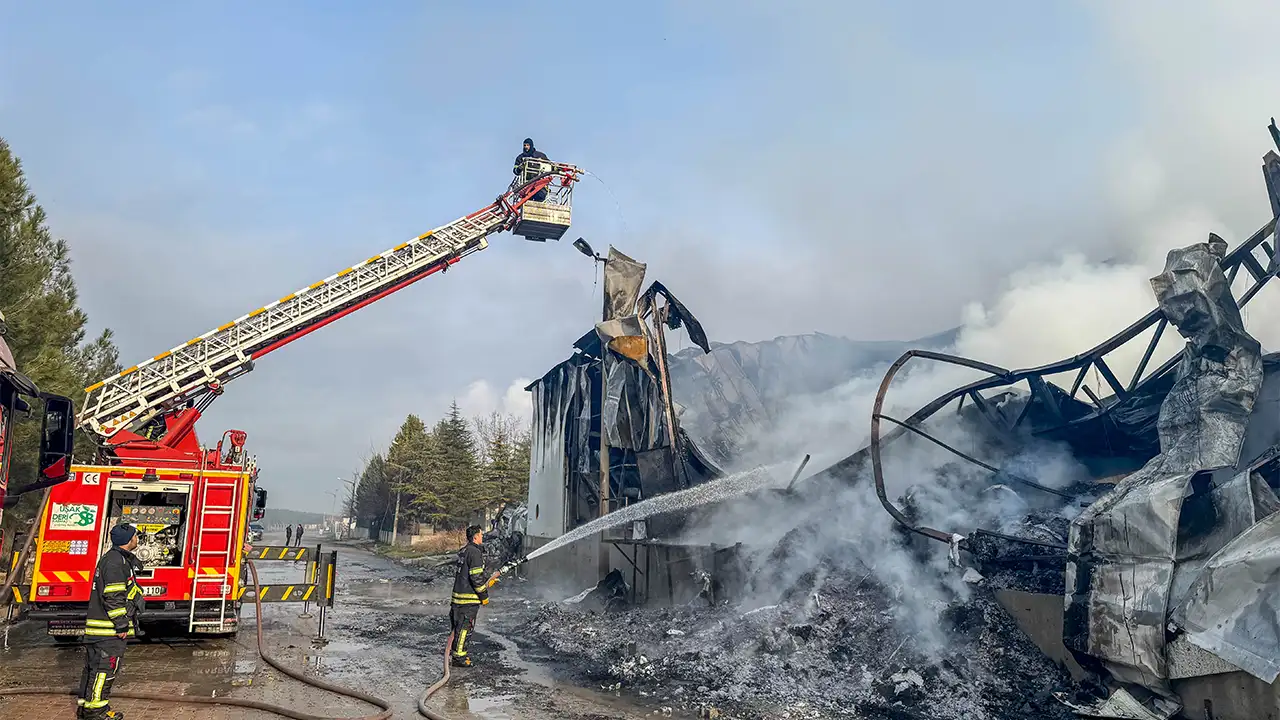 Uşak’ta Fabrikada Çıkan Yangın Söndürüldü 3