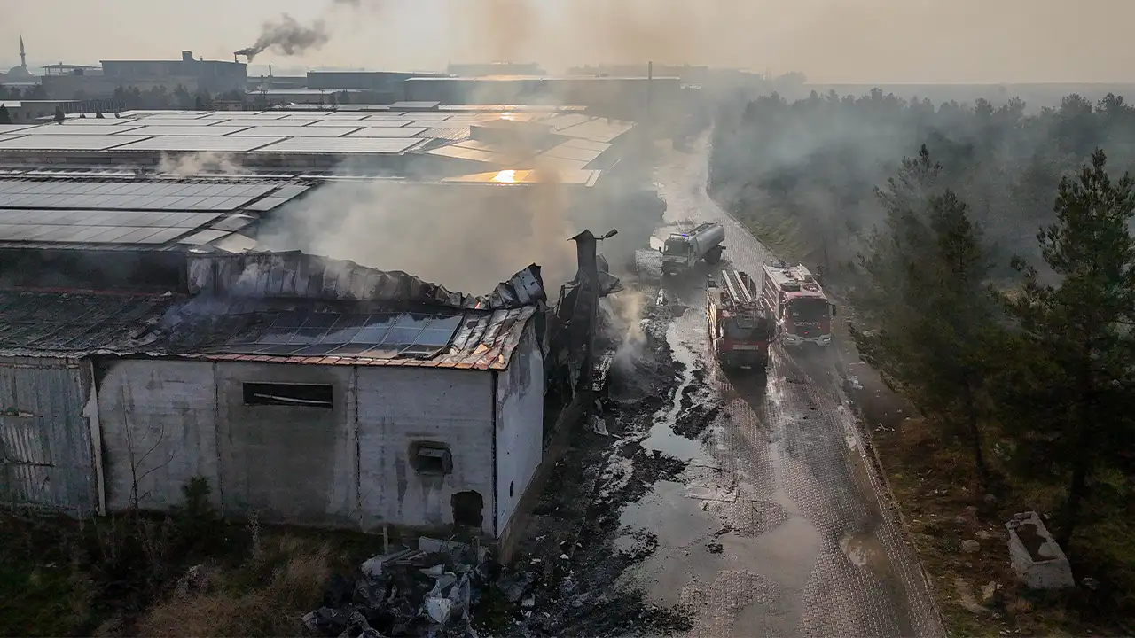 Uşak’ta Fabrikada Çıkan Yangın Söndürüldü