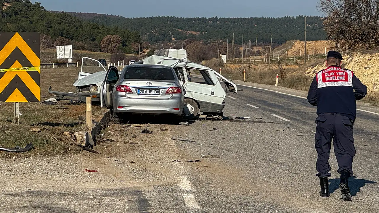 Uşak’ta Iki Otomobil Çarpıştı Yaşlı Çift Hayatını Kaybetti 1