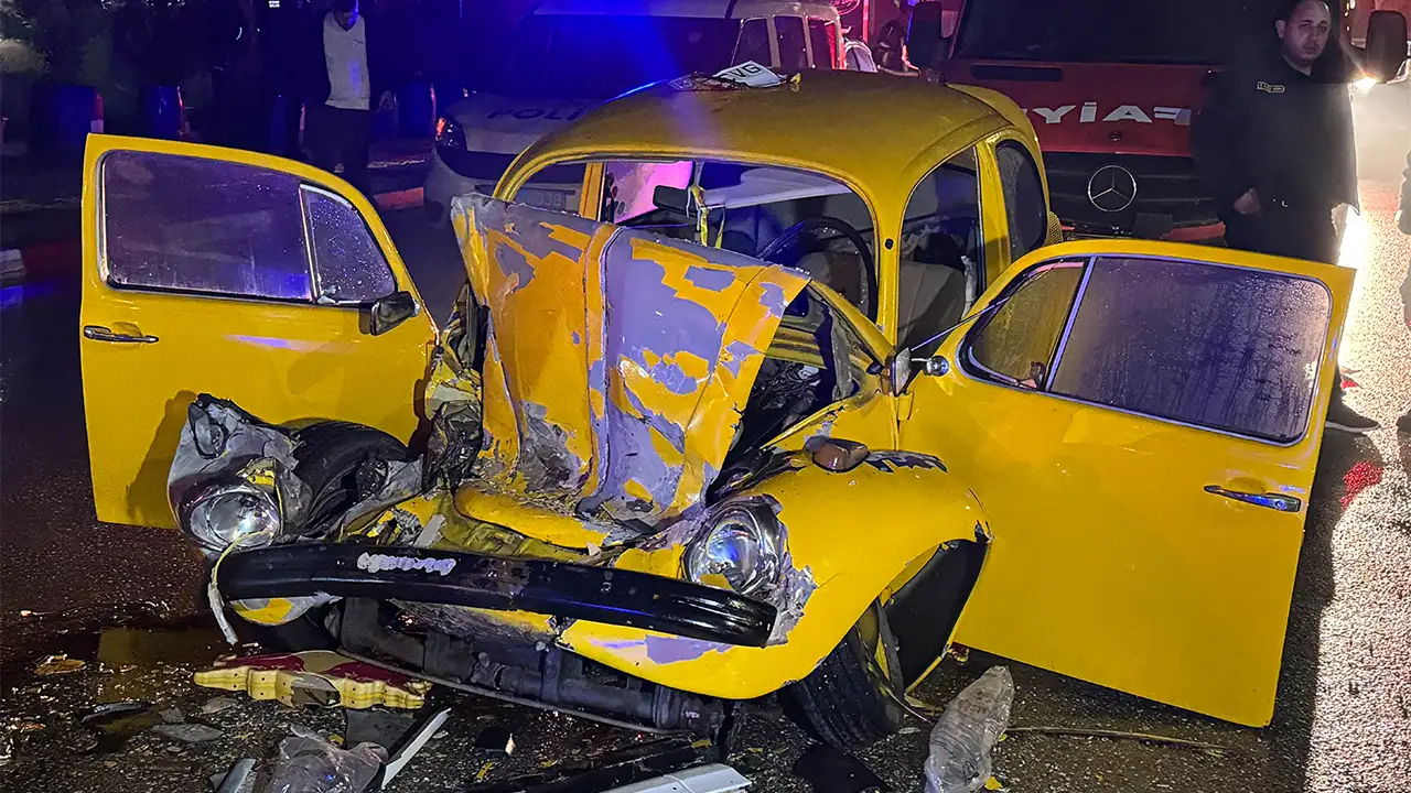 Uşak’ta Otobüse Çarpan Otomobilde 3 Kişi Yaralandı 2