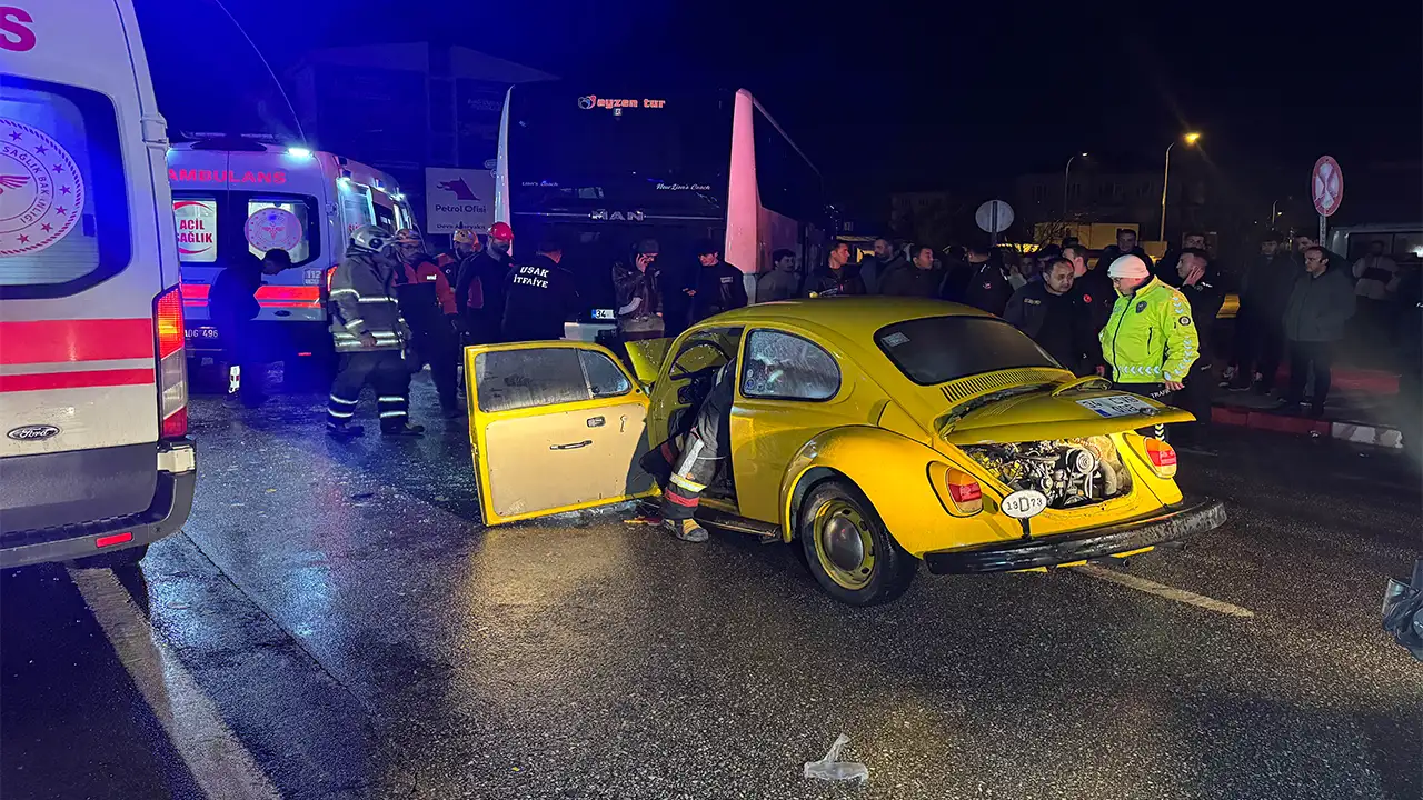 Uşak’ta Otobüse Çarpan Otomobilde 3 Kişi Yaralandı 3