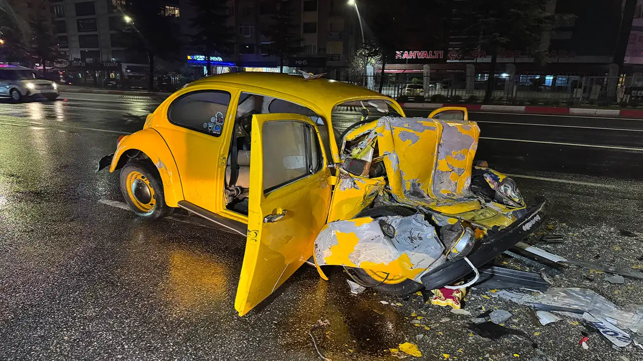 Uşak’ta Otobüse Çarpan Otomobilde 3 Kişi Yaralandı