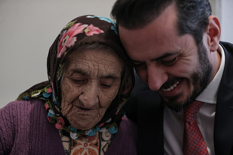 121 Yaşındaki Saadet Al Televizyonuna Kavuştu1