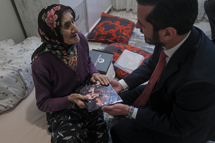 121 Yaşındaki Saadet Al Televizyonuna Kavuştu2