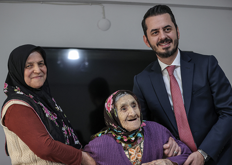 121 Yaşındaki Saadet Al Televizyonuna Kavuştu3