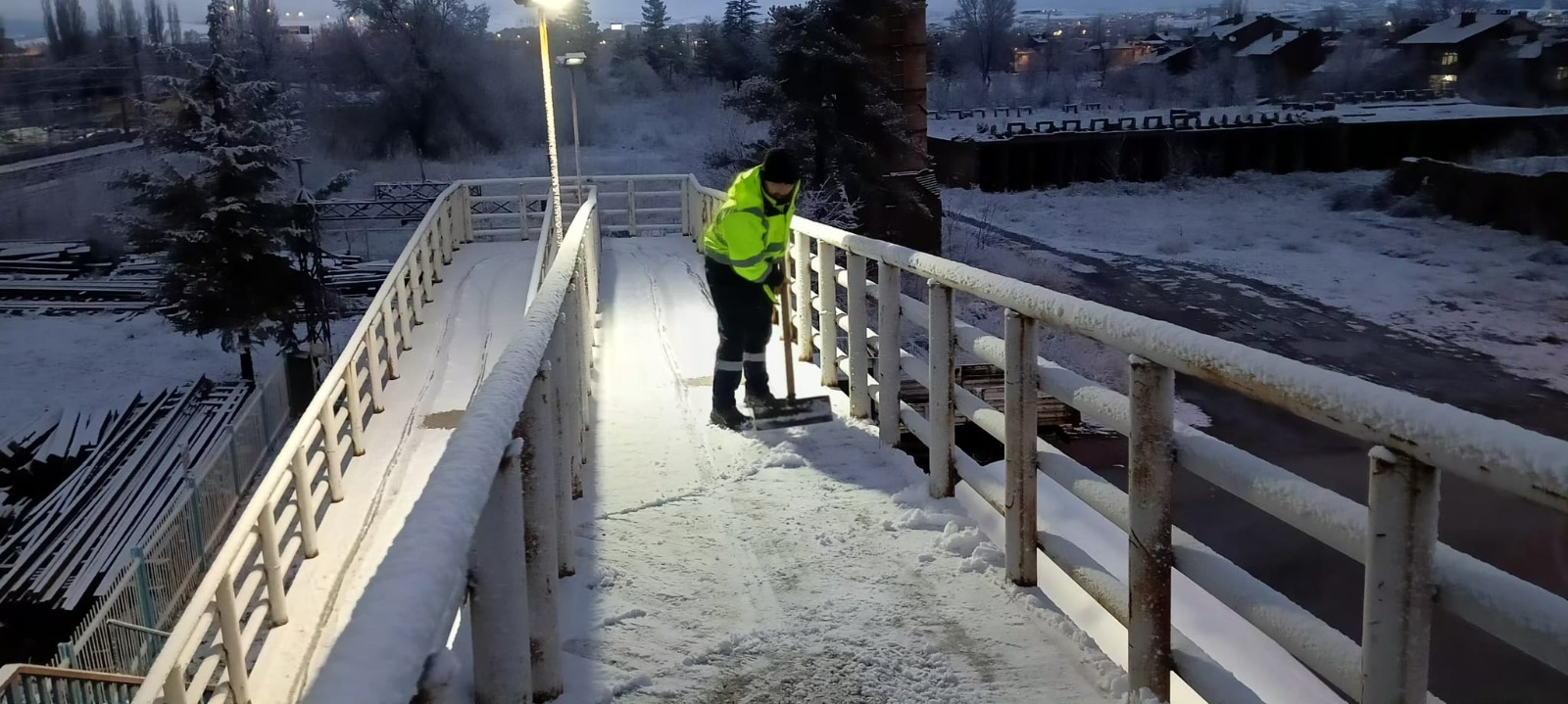 Kütahya’da üst geçitlerde temizlik ve tuzlama çalışması-2