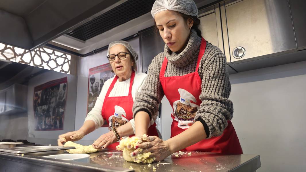 Afyonkarahisar’da Görme Engelli Kadınlar Mutfakta Hamur Işi Yaptı (3)