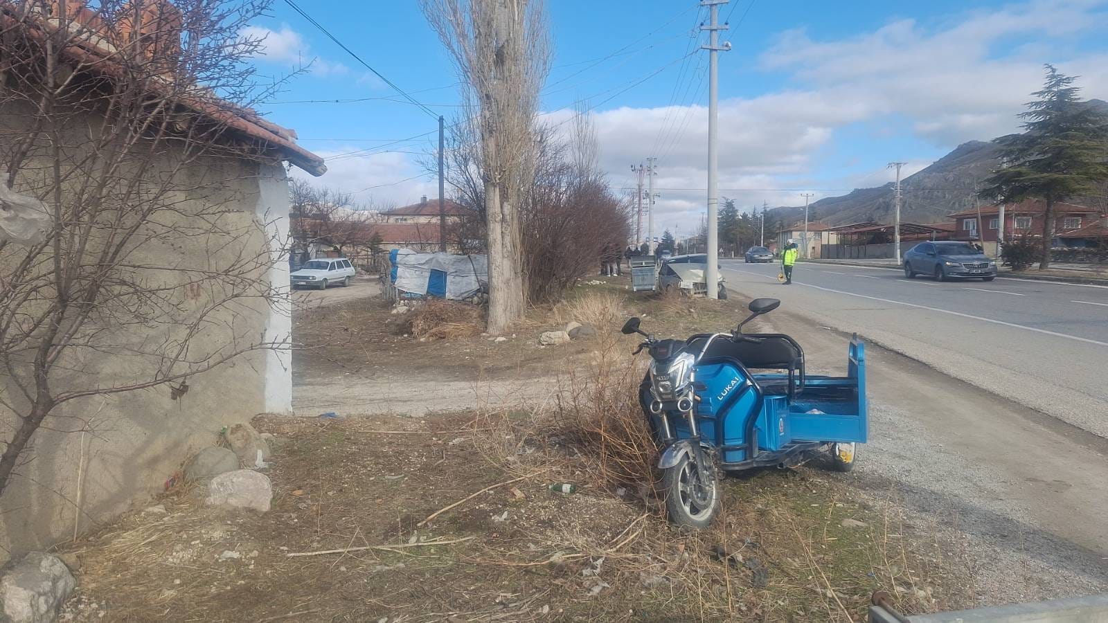 Afyonkarahisar’da Otomobil Elektrikli Motosiklete Çarptı. 1 Ölü (2)
