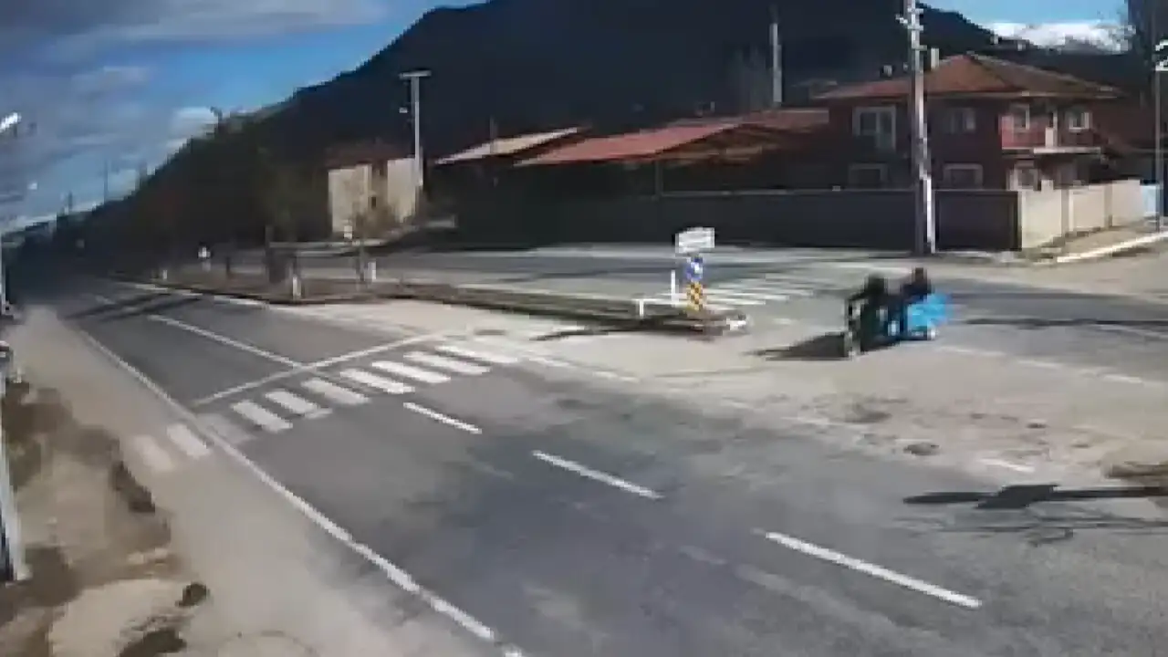 Afyonkarahisar’da Otomobil Elektrikli Motosiklete Çarptı 1 Ölü3