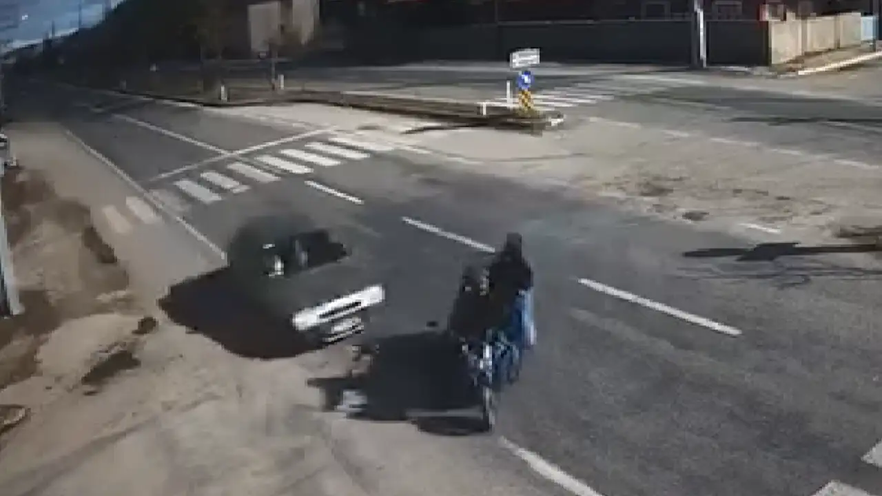 Afyonkarahisar’da Otomobil Elektrikli Motosiklete Çarptı 1 Ölü4