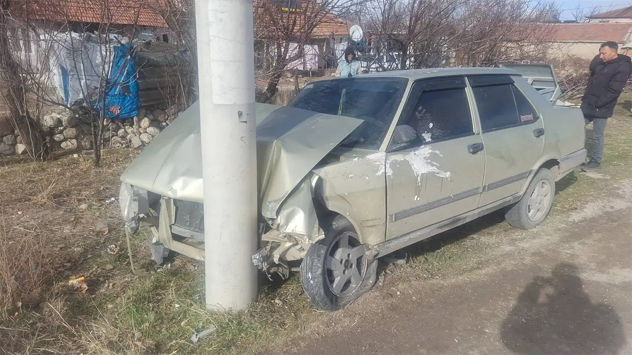 Afyonkarahisar’da Otomobil Elektrikli Motosiklete Çarptı 1 Ölü5