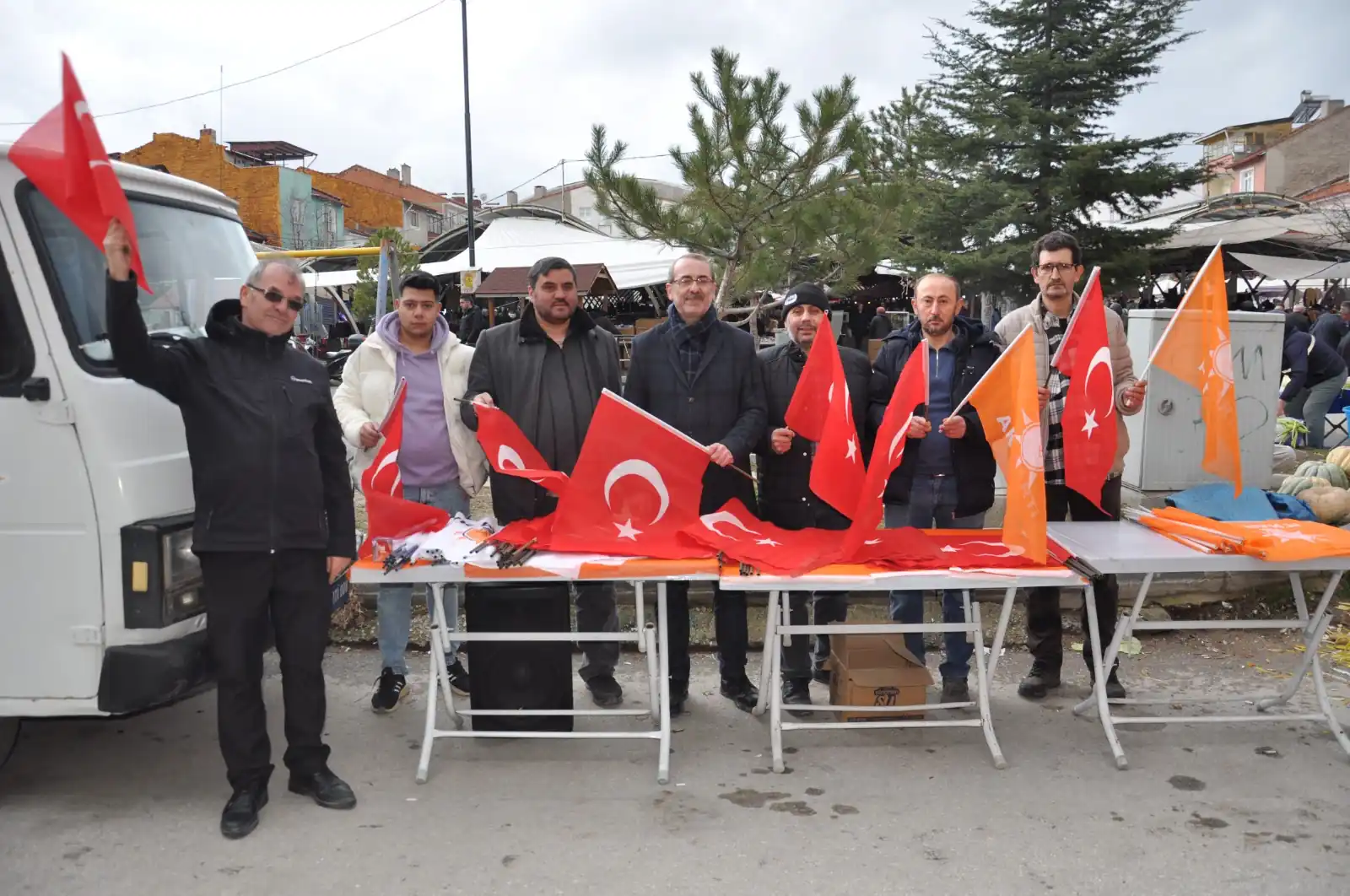 Ak Parti Kütahya, Vatandaşlara Türk Bayrağı Dağıttı 1