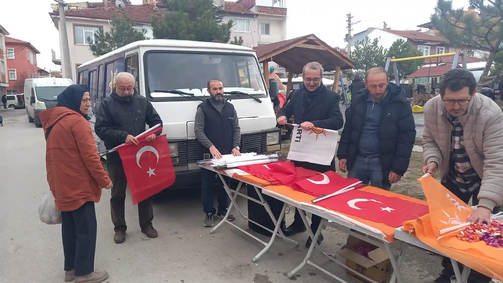 Ak Parti Kütahya, Vatandaşlara Türk Bayrağı Dağıttı 2