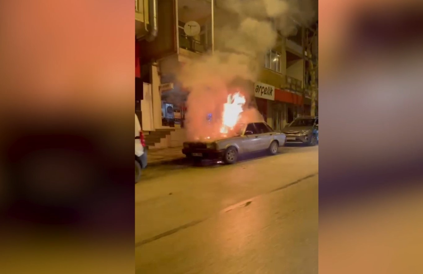 Bilecik’te park halindeki otomobil yandı-1