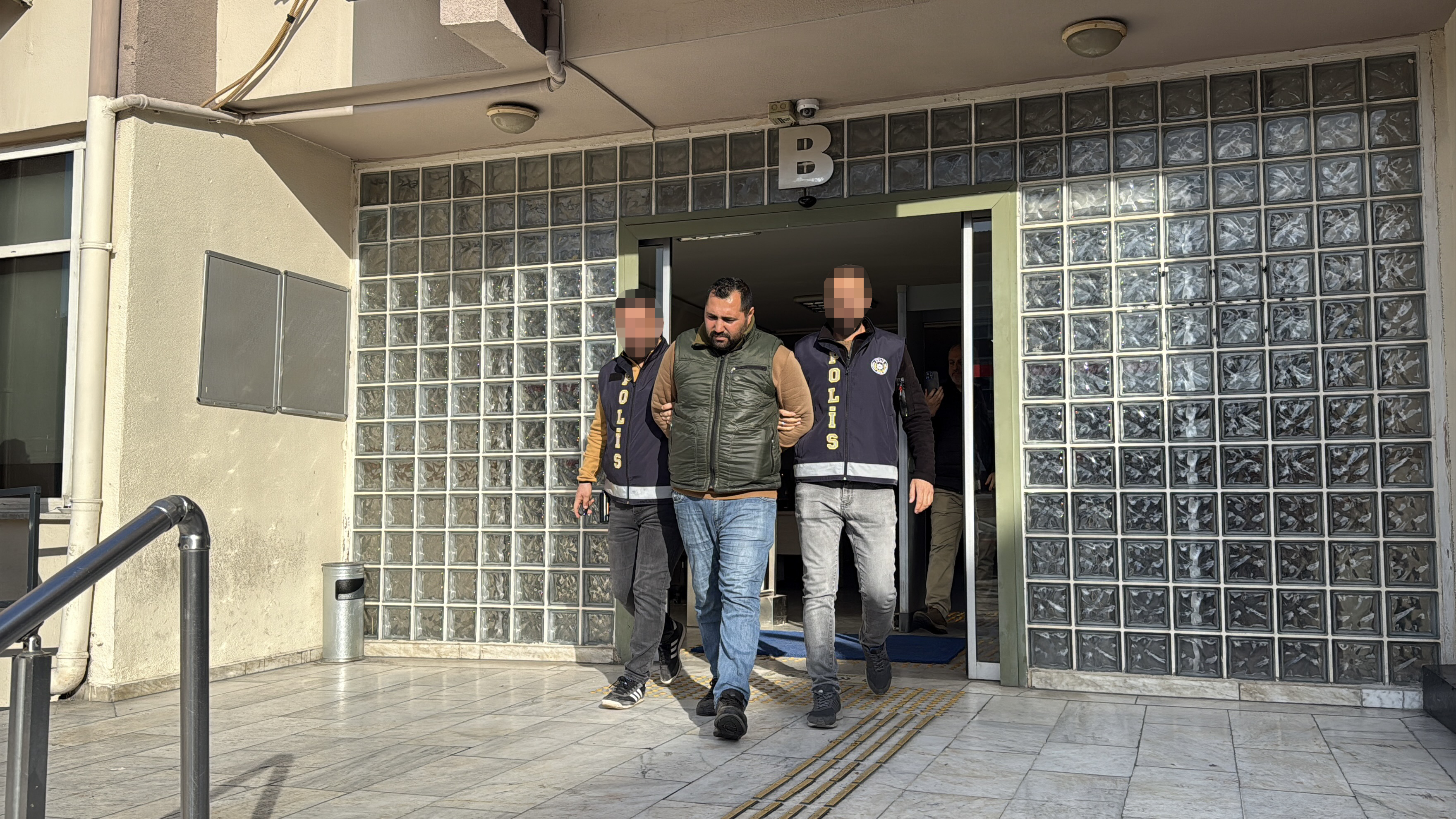 Aydın'da Iş Yerinde Uyuşturucuyla Yakalanan Zanlı Tutuklandı (2)