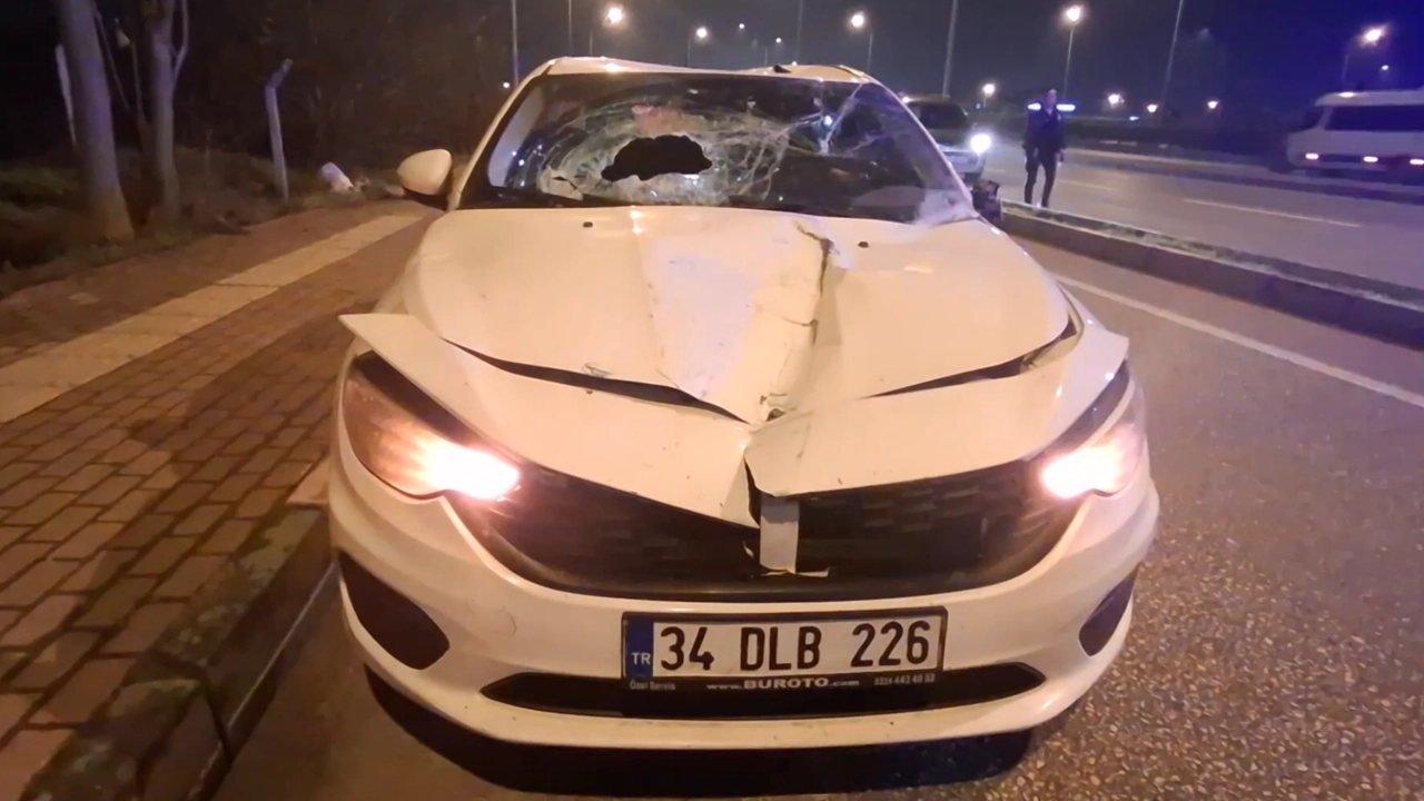 Bursa’da Kamyonet Bariyerleri Otomobillere Düşürdü1