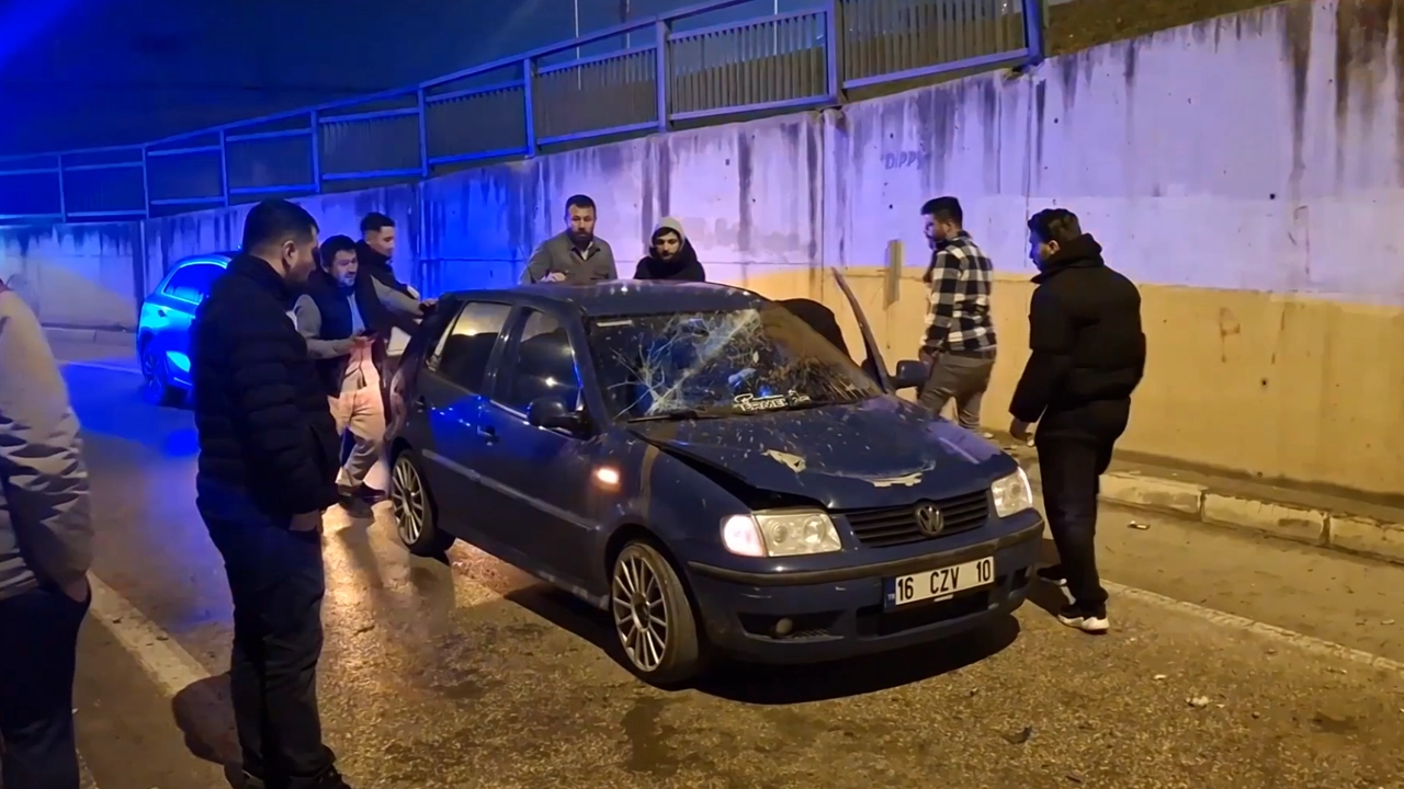 Bursa’da Kamyonet Bariyerleri Otomobillere Düşürdü2