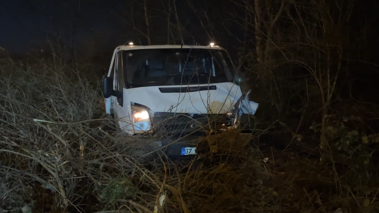 Bursa’da Kamyonet Bariyerleri Otomobillere Düşürdü3