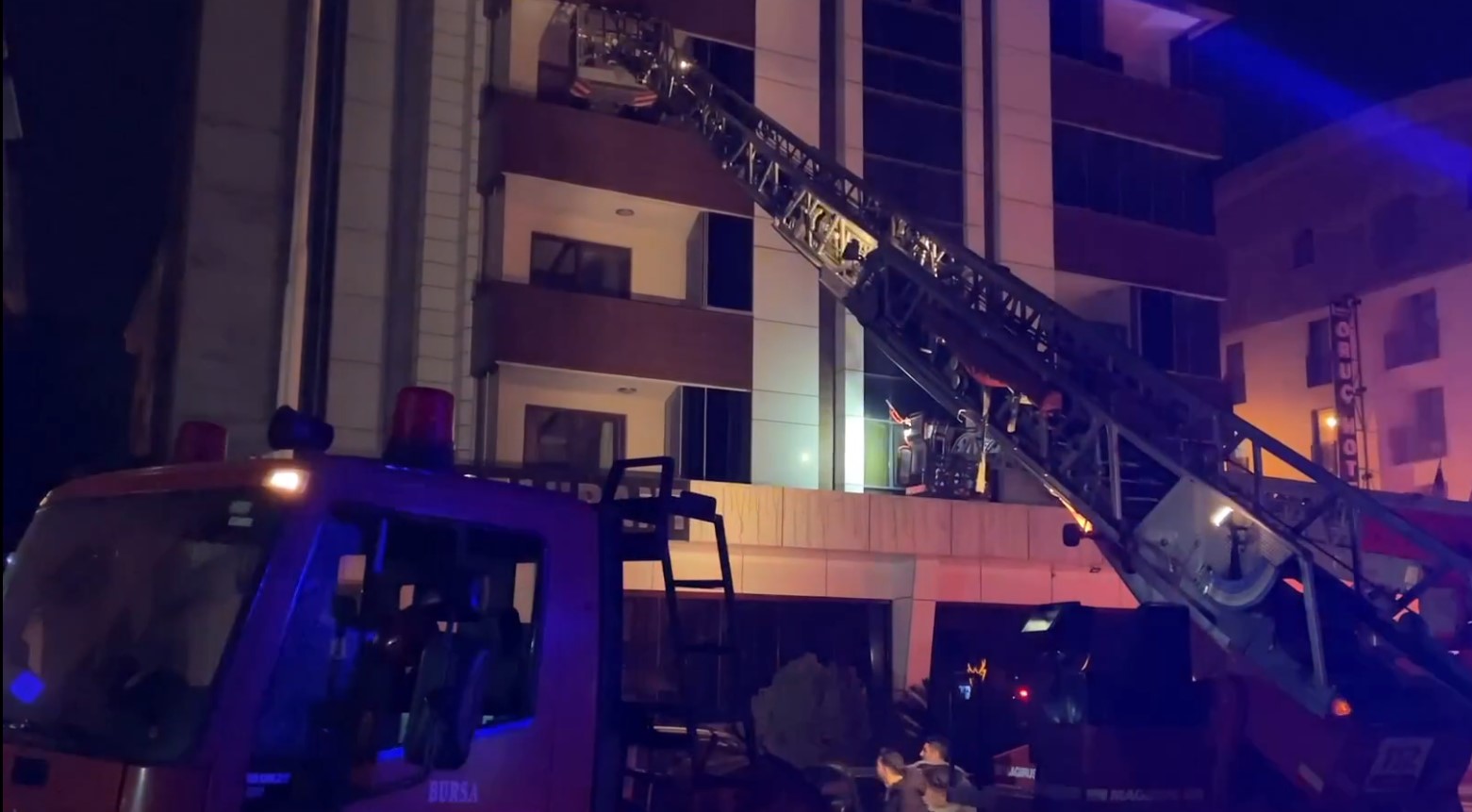 Bursa’da Otel Yangını 8 Kişi Dumandan Etkilendi