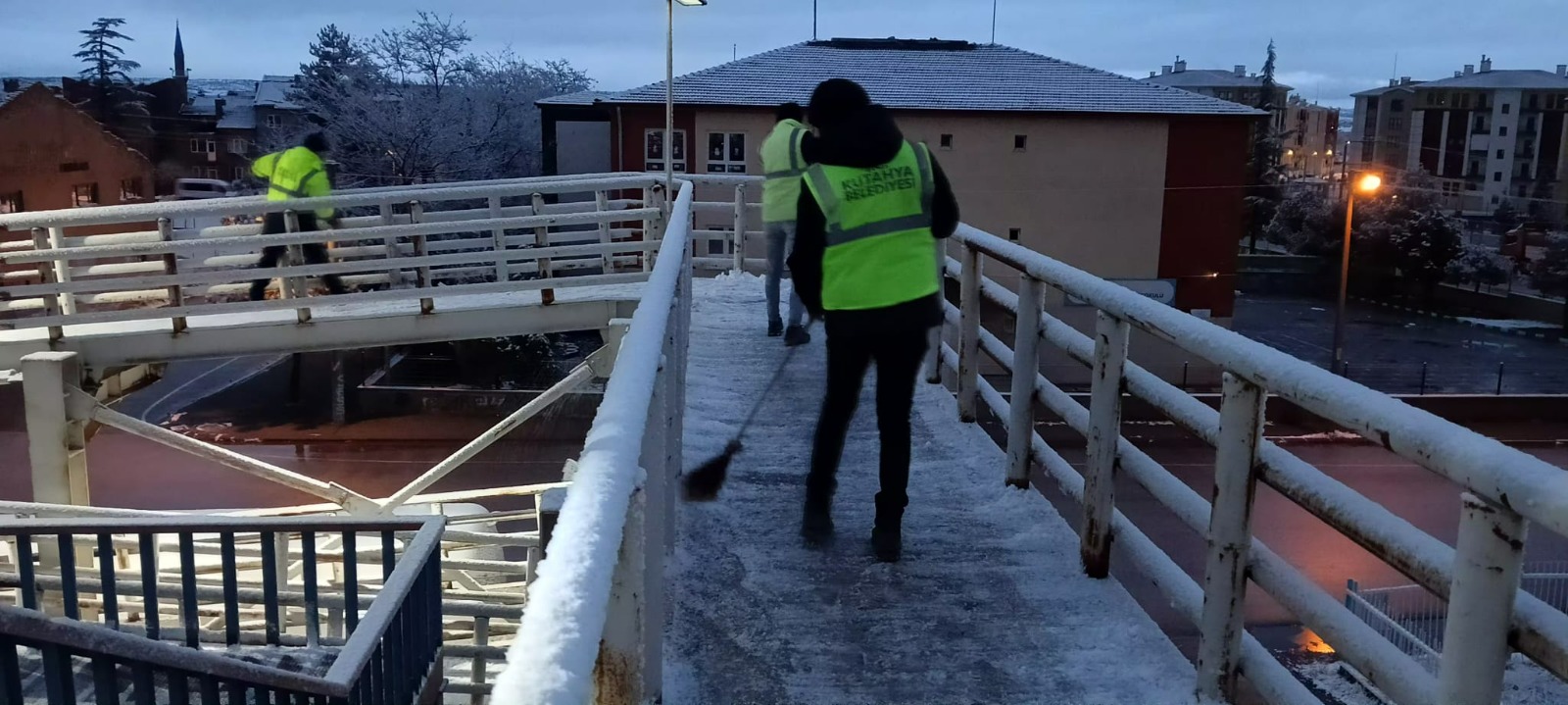 Kütahya’da üst geçitlerde temizlik ve tuzlama çalışması-1