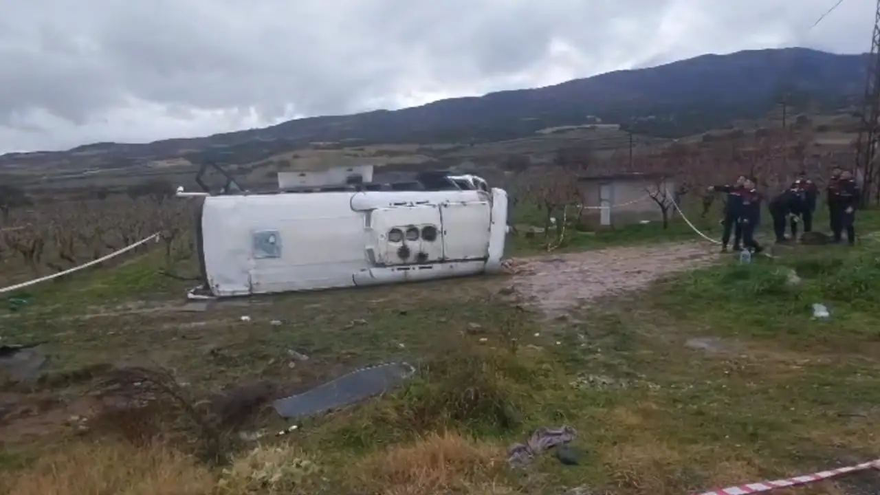 Denizli’de Midibüs Devrildi 1 Ölü, 24 Yaralı1