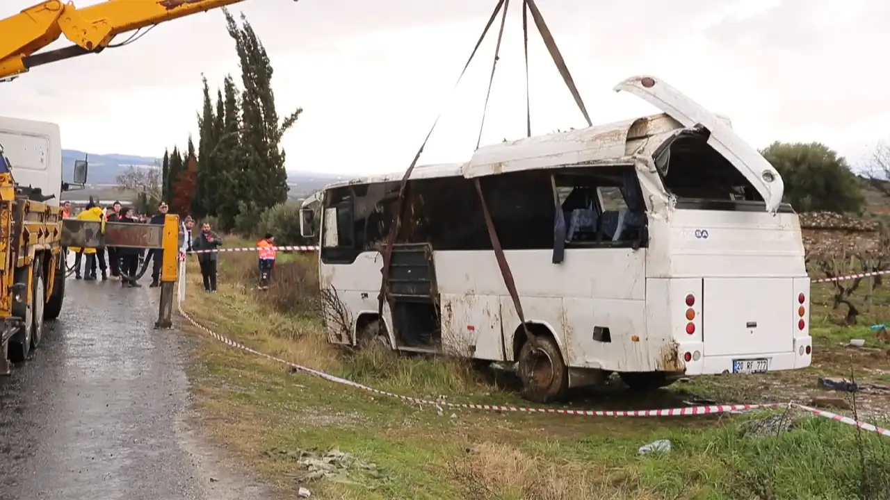 Denizli’de Midibüs Devrildi 1 Ölü, 24 Yaralı2