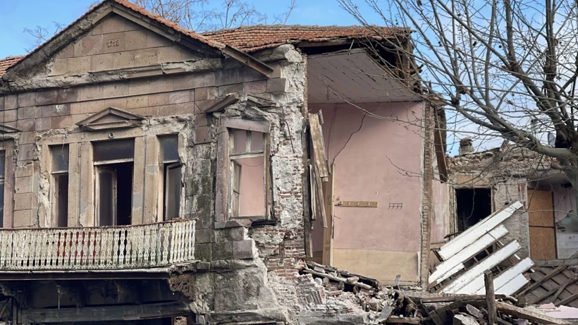 Edremit’te Sert Rüzgar Tarihi Binada Hasara Yol Açtı (3)