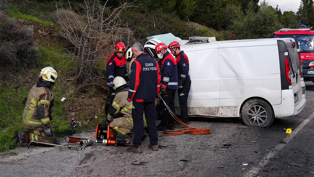İzmir’de Belediye Otobüsü Ile Panelvan Çarpıştı 1 Ölü, 8 Yaralı 3