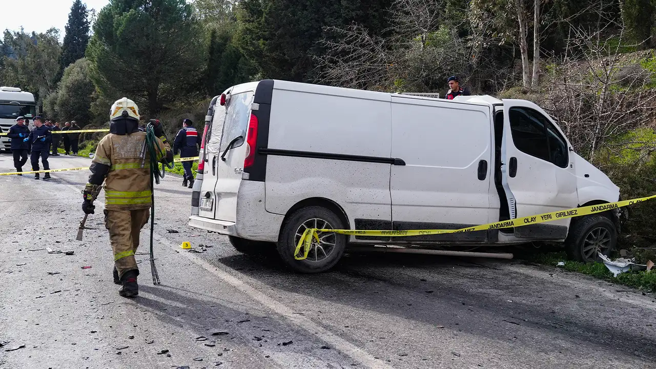 İzmir’de Belediye Otobüsü Ile Panelvan Çarpıştı 1 Ölü, 8 Yaralı 4