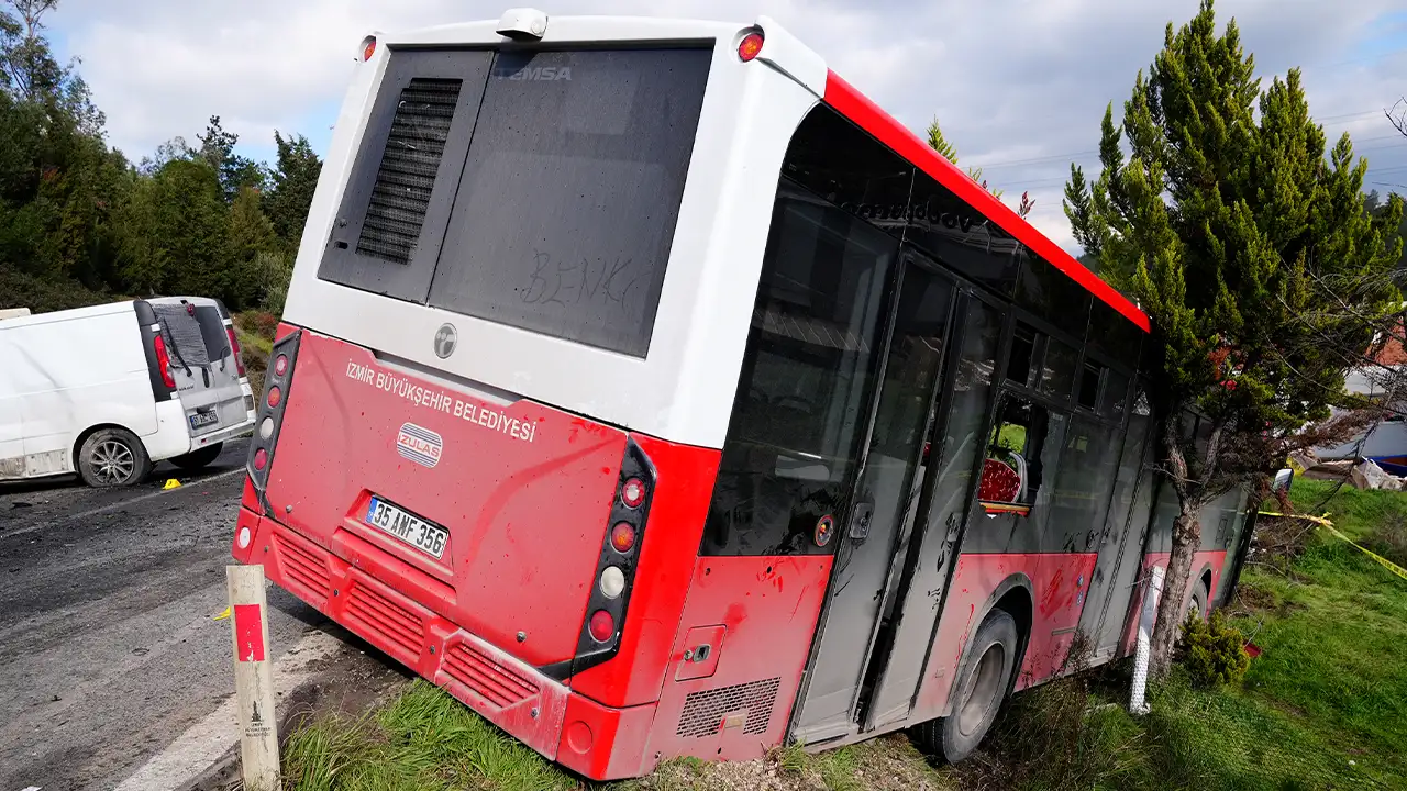 İzmir’de Belediye Otobüsü Ile Panelvan Çarpıştı 1 Ölü, 8 Yaralı