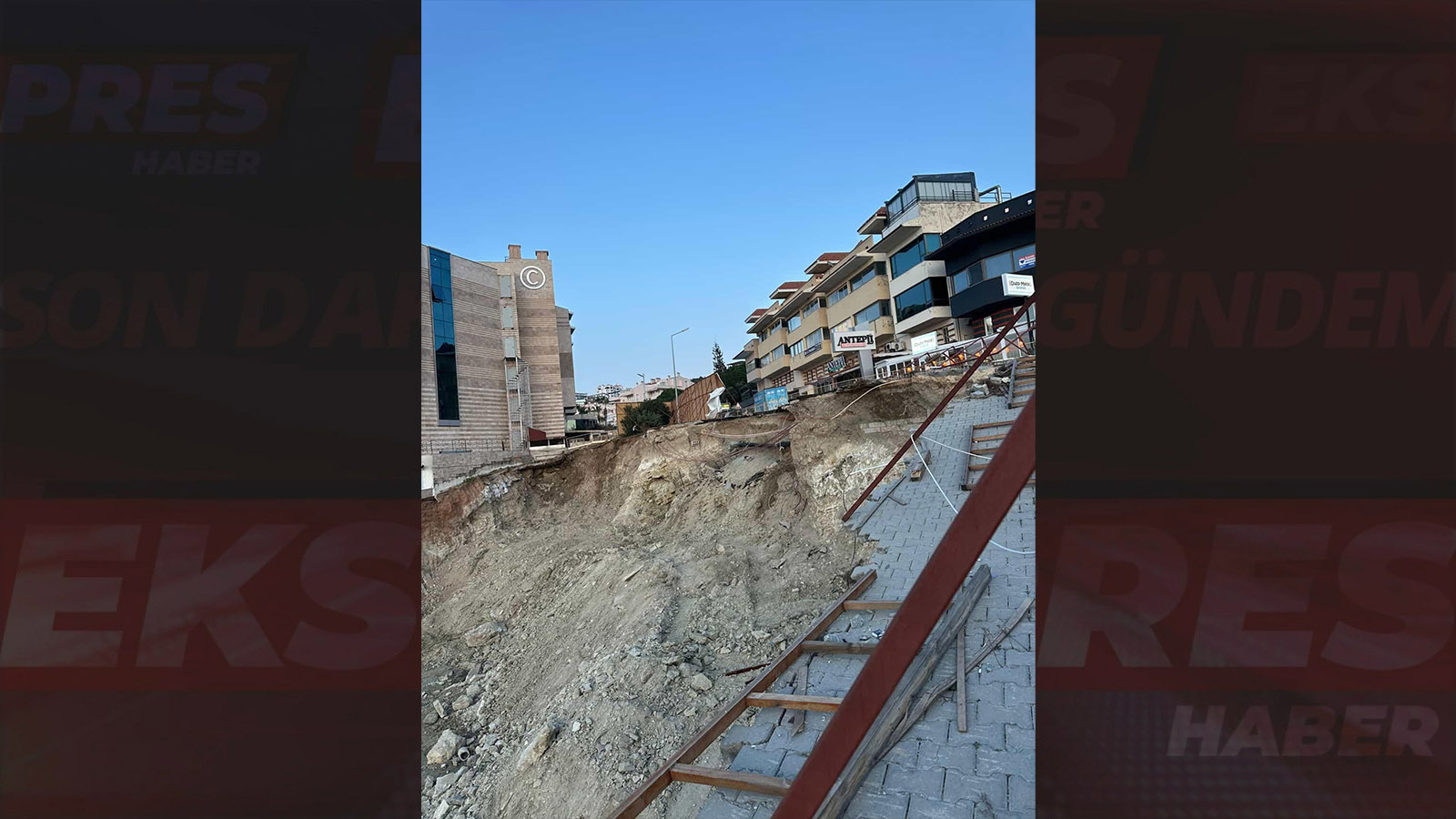 Kuşadası’nda Yolda Çökme Meydana Geldi1