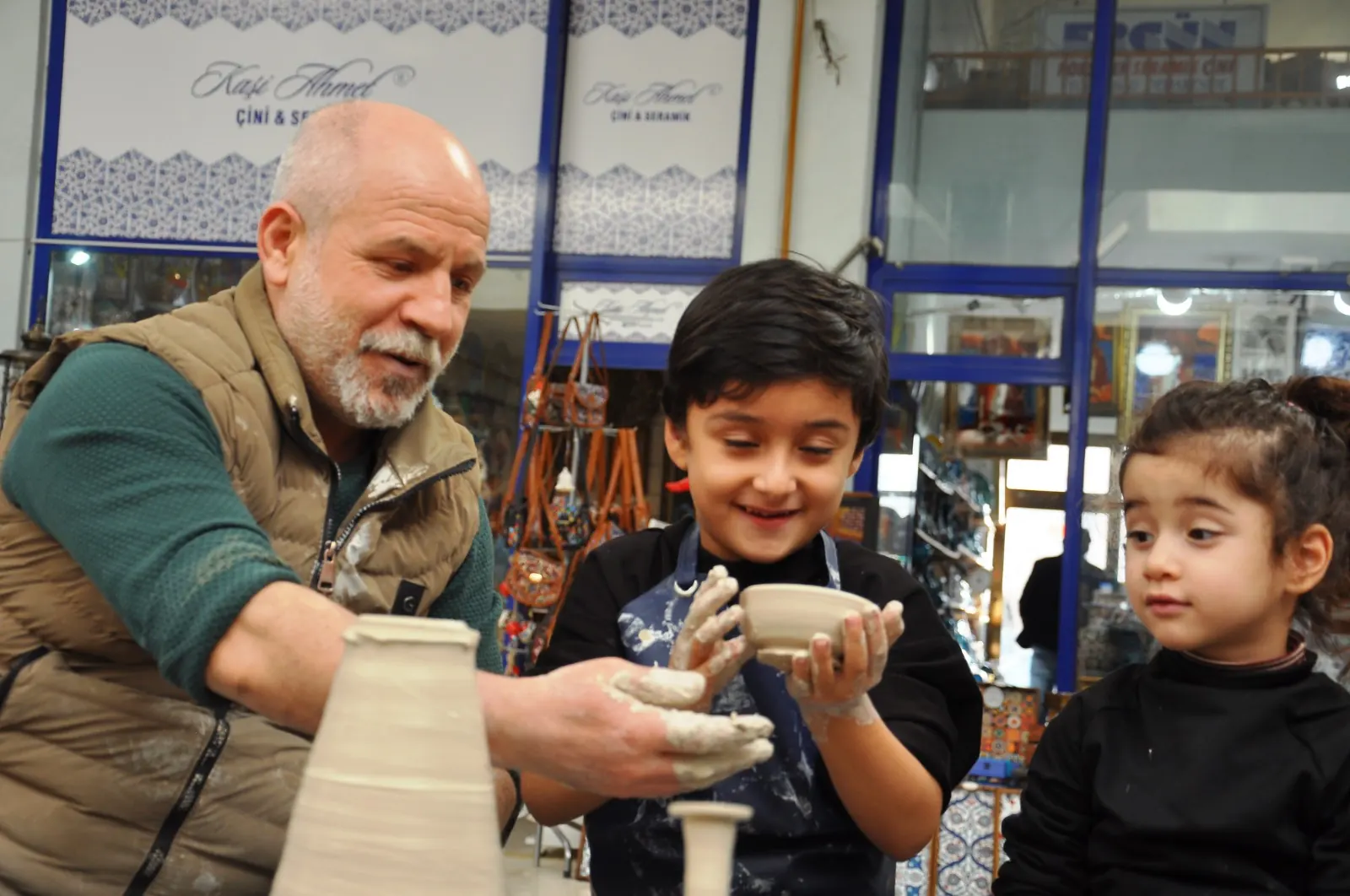 Kütahya Çiniciler Çarşısı’nda Minikler, Çini Çamurunu Şekillendirdi 2