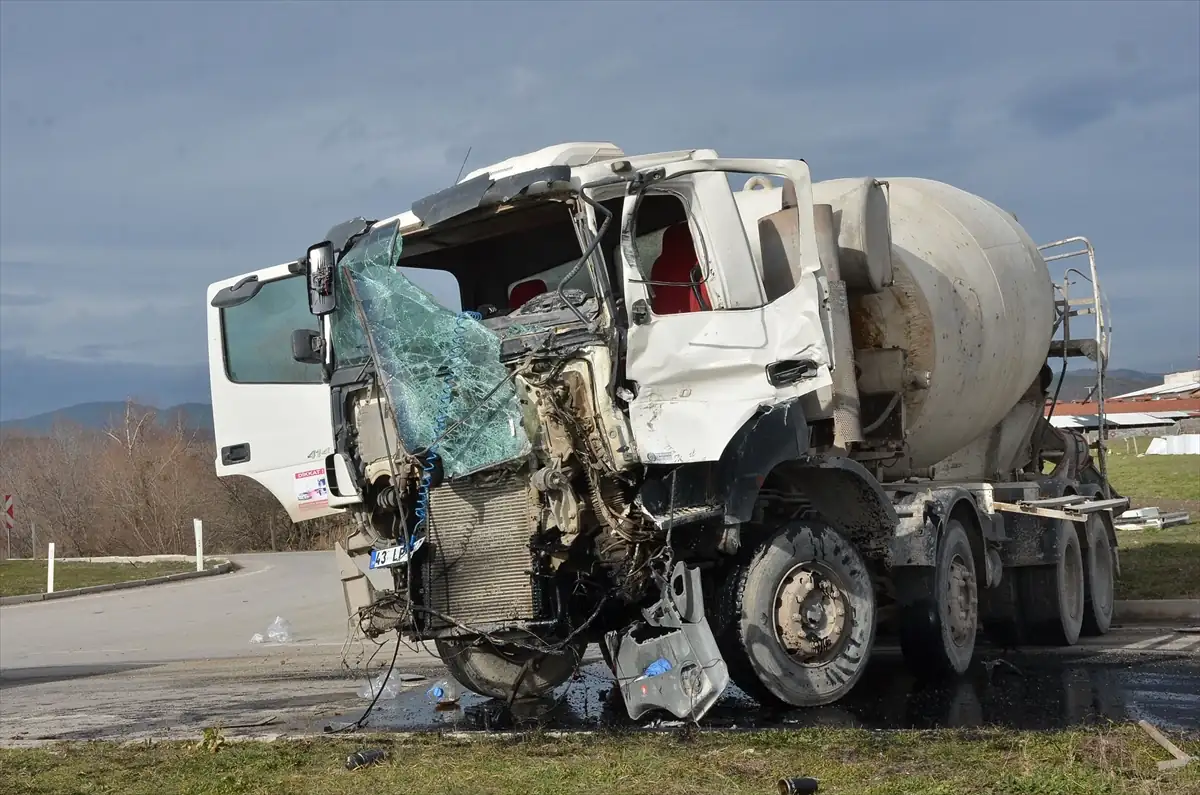 Kütahya Tavşanlı’da Beton Mikserleri Çarpıştı, 2 Yaralı 2