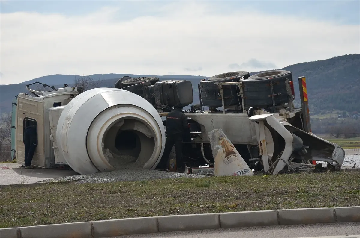 Kütahya Tavşanlı’da Beton Mikserleri Çarpıştı, 2 Yaralı